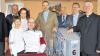 (reg)   In gründlich renovierte Räume in Bad Königshofen umgezogen ist das Fitnessstudio „Thera fit für die Generation 50+“. Statt in der Kellereistraße in der ehemaligen Schule können nun alle Mitglieder in der Bahnhofstraße 8 (ehemals BayWa) etwas für die Fitness, die Beweglichkeit und das Wohlbefinden tun. Wie Betreiber Lutz Manns berichtete, habe er im Einverständnis mit der Stadt die Räume in der Kellereistraße geräumt, um Platz zu machen für den Kindergarten, der dort eine Erweiterung plant. In nur zweieinhalb Monaten Umbauzeit entstand ein modernes Studio, zu dem auch ein Kursraum gehört, für dessen Nutzung sich gleich die vhs Rhön und Grabfeld angemeldet hat. Kaplan Artur Fröhlich und Pfarrer Lutz Mertten erbaten den Segen Gottes für das Studio. Auf dem Erinnerungsbild (von links) Architekt Roland Ress, Vermieter Ivo Weigand, Bettina, Lutz und Sohn Julien Manns, Pfarrer Lutz Mertten, stellvertretender Bürgermeister Udo Jahrsdörfer, Klaus Schemmerling von der vhs Rhön und Grabfeld, sowie Kaplan Artur Fröhlich. Das Studio ist Montag bis Freitag von 9 bis 21 Uhr geöffnet, Samstag 13 bis 18 Uhr.