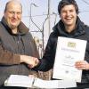 Stolz auf den Schützling: Gerd Düll vom Amt für Ernährung, Landwirtschaft und Forsten in Kitzingen (links) hat an der Meisterausbildung von Christoph Göbel (Bergtheim) als Lehrer mitgewirkt. Der 25-jährige Göbel ist der beste unterfränkische Landwirtschaftsmeister seines Jahrgangs und hat außergewöhnliche Arbeiten abgeliefert.