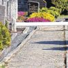 Ärgernis im Friedhof: Als „buckelig und mit Stolperkante“ bemängelten die Anwohner diesen Seitenweg. Er soll behindertengerecht gestaltet werden.