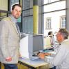 Das Arbeiten mit Mikrofiche am Lesergerät gehört im Diözesanarchiv in Würzburg der Vergangenheit an. Rechts im Bild Johannes Merz, der Leiter des Archiv.