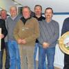 Die Gründungsmitglieder: Vorsitzender Dieter Manger (von links) ehrte Reinhard Mergenthal, Ewald Muth, Reinhold Huppmann, Gerd Zdralek, Gerhard Knoblauch, Armin Schaub und Günter Müller, daneben Horst Dienelt mit der von Anton Friedrich zum Jubiläum gestifteten Ehrenscheibe.