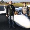 Schnäppchen: Die drei Segelflugschüler Michael Uebel, Sebastian Oeding und Vincent Uebel (von links) mit ihrer Neuerwerbung, einer Ka 6.