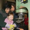 Rawumms, schon ist das Eisen flach: Der Rotary-Club Volkach ermöglichte es wieder behinderten Kindern bei Kunstschied Arno Hey glühendes Eisen zu schmieden.