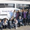 Ergänzung des Französisch-Unterrichts: Das France Mobil war an der Realschule Ebrach zu Gast. Im Bild die Referentin Lydie Dedieu mit den Schülerinnen und Schülern vor dem „France Mobil“.