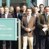 Absolventen bei der Schulschlussfeier der Landwirtschaftsschule: Marco Vad, Thomas Schwab, Johannes Bieberich, Christian Eckert, Wolfgang Hemmelmann, Christian Kuhn, Pascal Zörner, Tobias Gaß, Christine Weismann, Daniel Oestreicher, Jürgen Schmidt, Alexander Neff, Staatssekretär Gerhard Eck, Semesterleiter Joachim Dömling, Landrat Harald Leitherer und Schuldirektor Herbert Lang (von links).