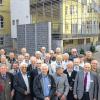 Klassenfoto nach über 50 Jahren: Schüler der ersten Nachkriegsklassen trafen sich an ihrer alten Wirkungsstätte, dem heutigen Röntgen-Gymnasium. Trotz der vielen Veränderungen am Gebäude und den inzwischen verstrichenen Jahren wurden die Erinnerungen an die eigene Schulzeit im der Oberrealschule lebendig.
