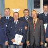 Geehrt: Kommandant Horst Winterstein und stellvertretender Bürgermeister Ernst Dobler (vordere Reihe von rechts) zeichneten langjährige Feuerwehrmänner in Schernau aus (von links): Rudolf Frieß, Dieter Bischoff, Georg Winterstein, Bernd Karschti, Peter Bischoff und Lorenz Dorsch.