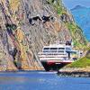 (sde)   Zur Live-Dia-Show und Bildband „Hurtigruten, Norwegen mit dem Postschiff“ sind Interessierte am Montag, 4. April, um 19.30 Uhr, in die Stadthalle Bad Neustadt eingeladen. Kai-Uwe Küchler fuhr 2500 Seemeilen entlang der norwegischen Küste, und das mit Hurtigruten. Allein 34 Häfen in atemraubenden Landschaften werden angelaufen – und das bei ständig wechselnden Lichtstimmungen. Auf mehreren Reisen, im Sommer und im Winter, sowie während seiner Touren ins Landesinnere und im Schein der Mitternachtssonne zum Nordkap hat er faszinierende Bilder mitgebracht und zu einer Dia-Show zusammengestellt. Karten gibt es an der Kasse.