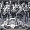 Mit sichtlichem Stolz: Die Männer der Haselbacher Blasmusik präsentieren sich in den 1930er Jahren mit frisch polierten Instrumenten, in denen sich die Sonne spiegelt, beim Fototermin. Die Blaskapelle wurde 1962 in den MGHV integriert.