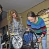 Nicht mit Gewalt, dann klappt's: Elvi George aus Karlstadt baut unter der Anleitung von Jürgen Spanier, Inhaber des  Fahrradladens SOS Bike, das Hinterrad eines Fahrrads ein. Gisela Baum (links), die den Vhs-Kurs anregte, und Katharina Gehrig verfolgen alles ganz genau, sie werden gleich selbst Hand anlegen.