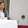 (chr) Julia Holzapfel vom Jack-Steinberger-Gymnasium (JSG) hat am Montag beim Landeswettbewerb Jugend debattiert in München den dritten Platz belegt. Die 15-jährige Gymnasiastin hatte sich vor vier Wochen beim Bezirksentscheid in Lohr mit Platz zwei fürs Landesfinale in der Altersgruppe I (Acht- bis Zehntklässler) qualifiziert. Im Maximilianeum traten jetzt jeweils acht Redner pro Altersklasse in gesellschaftspolitischen Debatten an. Fridolin Saal aus Bad Bocklet, ebenfalls Schüler am JSG, hatte sich in der Altersklasse II fürs Landesfinale qualifiziert. Mit dem Wettbewerb sollen die rhetorischen Fähigkeiten und die politische Bildung von Schüler ab Klasse acht gefördert werden.