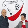 Händedruck als Dankeschön: Vorsitzender Peter Koch verabschiedet Beate Koberstein, die das Amt als Kassier nach 18 Jahren zur Verfügung stellte.