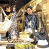 (lea)   Kathrin Freier (Bild) freut sich über die Eröffnung des neuen s.Oliver Accessories-Laden in der Schustergasse. Rund 400 Besucher stöberten am Donnerstag bei Prosecco, Cupcakes und DJ-Musik in Eröffnungsangeboten. „Die Leute kaufen besonders Taschen und bunte Schals, weil sie nach dem Winter Lust auf frische Farben haben“, sagt die Konzeptgeberin und älteste Tochter von s.Oliver-Gründer Bernd Freier. Viele kleine marokkanische Details wie orientalische Muster an den Wänden und Wunderlampen, die von der Decke hängen, unterstreichen das aktuelle Thema des Ladens: Marrakesch. Nicole Bieber ist Filialleiterin und wird sich gemeinsam mit ihrem zehnköpfigen Team um die Kunden kümmern.
