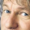 Jürgen Becker: „Pfarrer und Kabarettist – das sind ähnliche Berufe.“ Unten in der WDR-Sendung „Mitternachtsspitzen“ und im Café.