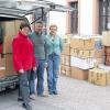 (dch)   Einmal im Jahr sammelt der katholische Frauenbund Thüngersheim für Rumänien Kleidungsstücke, Grundnahrungsmittel und Hygieneartikel. Die Spenden werden Elmar Karl aus Bibergau für seine Rumänienhilfe übergeben. Karl arbeitet mit kirchlichen Stellen zusammen. Mitarbeiter der Caritas in der Diözese Alba Julia nehmen die Hilfsgüter aus Unterfranken in Empfang, sortieren, reparieren und verteilen diese an Bedürftige. Auch in diesem Jahr konnten die Verantwortlichen des Thüngersheimer Frauenbundes wieder eine Vielzahl von Spenden entgegen nehmen. Dazu wurden noch über 500 Euro für die anfallenden Benzinkosten in bar gespendet. Gudrun Geißler (links) und  Brigitte Betz vom Frauenbund waren überwältigt von der Spendenbereitschaft der Thüngersheimer Bevölkerung für die Rumänienhilfe. Elmar Karl (Mitte) sprach allen Spendern seinen Dank aus.