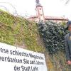 Sichtbarer Protest: Mit einem Transparent weist Heribert Endres an der Zufahrt zu seinem Hotelgasthof in Mariabuchen auf die in seinen Augen geschäftsschädigende Untätigkeit der Stadt bei der Instandhaltung einer Straße hin. Der Unternehmer klagt jetzt vor dem Verwaltungsgericht gegen die Stadt.