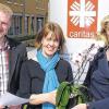 (emv)   Die Geschäftsführerin des Caritasverbandes für Stadt und Landkreis, Ulrike Schmitt (rechts), führte die neue Leiterin des Sozialpsychiatrischen Dienstes, Doris Weißenseel (Mitte), offiziell in ihr Amt ein. Schmitt hob ihre Aufbauarbeit beim neuen Tageszentrum für psychisch Kranke hervor, das Weißenseel bisher geleitet hat. Die Sprechstunden von Doris Weißenseel sind jeden zweiten und vierten Donnerstag im Monat von 13 bis 16 Uhr im Caritas-Frühförderzentrum, Gerolzhofen, Hermann-Löns-Straße 2. Der stellvertretende Geschäftsführer des Caritasverbandes, Martin Kötzner, beglückwünschte Doris Weißenseel.