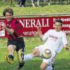 Nur anfangs sah Schwebheim wie der sichere Derby-Sieger aus: Michl Göb (links) zog diese Flanke vorbei an Grettstadts Stephan Schwartling aufs Tor.