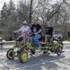 Spaßmobil für fünf: Die Strampler dürfen auf motorische Unterstützung hoffen. Gesehen beim Bike-Weekend auf der Streuwiese in Mellrichstadt. Auch das Wetter sorgte für beste Laune.