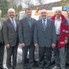 Neue Filiale des MVZ: Im zweiten über einen Lift erreichbaren Stock des Ärztehauses in der Sparkassenstraße (Foto oben) wird Dr. Markus Schmöger praktizieren. Freuen sich über die neue Praxis (Foto unten, von links): Ulrich Sauter, Gerhard Weigand, Manfred Schäflein, Dr. Franz Szabad, Thomas Habermann, Thomas Helbling, Dr. Michael Sperlich, Dr. Markus Schmöger, Andreas Rossmann, Franziska Tenner, Monika Then, Jana Szabat, Jörg Kögl, Nicole Thein und Heiko Stäblein. LFRED KORDWIG