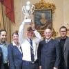 Pokal für den Sieger: Mit Anton Krämer freuen sich (von links) Anette Hollerbach,  Emanuele La Rosa, Tanja Mieskes, Michael Berghammer, Ralf Barthelmes und Gudrun Berndt.