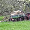 Unglück bei der Holzarbeit: Der Fahrer dieses Traktors wurde schwer verletzt, als sein Gefährt umkippte.