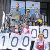 10 000 Euro erlöste die gemeinsame Adventskalender-Aktion der Lions Clubs Würzburg-Löwenbrücke und Würzburg-West, die im November erstmals gestartet wurde. 71 Unternehmen beteiligten sich bei der Aktion, bei der die Käufer der Kalender zahlreiche Preise dieser Firmen gewinnen konnten. Mit dem Erlös unterstützen die Hilfswerke der beiden Lions Clubs die gemeinnützig anerkannten sozialen Projekte „Stadt für Kinder“, „Aktion Patenkind“, „KIWI“, „Lachtränen“ sowie die Kindergärten Heilig Kreuz und St. Albert. Bei der Übergabe der Spenden freuten sich Kindergartenkinder und Clowns gemeinsam mit den Lions-Club-Vorsitzenden Hans-Jörg Hellmuth (Würzburg-Löwenbrücke, links) und Klaus-Kristian Würzler (Würzburg-West, rechts).