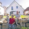 Aus alt mach neu: Monika Seuffert mit Ehemann Matthias und Tochter Marie vor ihrem neuen Haus in der Langgasse. Das vorherige Haus in der Ortsmitte von Eußenheim hat die Familie abgerissen.