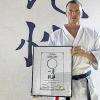 (gch)   Bernhard Frankl, Karatelehrer des VGS Kensho Schweinfurt sowie Träger des Schwarzen Gürtels, hat während der deutschen Karatemeisterschaften die Prüfung zum 6. Dan Shotokan Karate abgelegt. Die Prüfung, die eineinhalb Stunden dauerte, bestand aus sämtlichen Elementen des Karate-Do. Die Ernennung zum 6. Dan ist eine hohe Auszeichnung. In der Stilrichtung Shotokan gibt es in Deutschland nur wenige Karateka, die den 6. Dan-Grad erreicht haben. Im Karate gibt es neun Schüler-(Kyu-) und zehn Meister-(Dan-)Grade. Der schwarze Gurt bedeutet die erste von zehn Stufen (Dan), mit dem Erreichen des zehnten Dan darf der Karateka den roten Gürtel tragen.