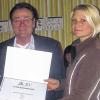 Beitrittsurkunde: BLSV-Bezirksvorsitzender Hermann Roos überreicht das Dokument an die Vorsitzende des Reitvereins Prosselsheimer Maindreieck, Caroline Dömling.