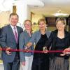 Offiziell eröffnet: Durchschnitten das symbolische Band zur Eröffnung des umgestalteten Eingangsbereichs und des neuen Museumsladens (von links): Karsten Eck, Erwin Dotzel, Sabine Fechter, Claudia Wetteskind, Susanne Orf und Thomas Habermann.
