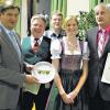 Erste Amtsaufgabe: Kaum gekrönt, hatte Sophia Schilling schon ihren ersten Einsatz. Sie durfte langjährige Mitglieder ehren. Vorsitzender Klaus Schilling überreichte den Ehrenteller an Jürgen Merbecks, Florian Bergmann und Peter Fischer.