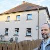 Glückliches Ende: Nach zwei Jahren Kampf freut sich Pfarrer Armin Haas über die anstehende Dachsanierung im Pfarrheim.