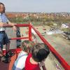 (hä)   Hoch hinaus ging es bei der Frühjahrsausstellung der Firma HT-Baumaschinen mit einem Teleskoplader, der die Besucher auf 21 Meter Höhe brachte. Wer lieber auf dem Boden blieb, der konnte sich an den unterschiedlichsten Ständen über die neuesten Maschinen informieren, sei es für den Profibereich oder für versierte Hobbytüftler. Das Portfolio der Firma HT-Baumaschinen ist breit gefächert. Neben dem Vertrieb und dem Handel mit Baumaschinen, Kommunaltechnik, Garten- und Forsttechnik, Stahl- und Fahrzeugbau sowie Anhängern und Gabelstaplern wird der Bereich Service großgeschrieben. Bei Fachgesprächen über Motorsägen, Holzspalter, Rasenmäher und andere Geräte standen neben dem Team rund um Firmeninhaber Jens Toennieshen auch Fachberater der Vertriebsfirmen der HT-Baumaschinen bereit, um die Besucher fachlich zu beraten.