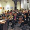 Öffentliches Gespräch in der Halle Altes Rathaus: Über das Thema Inklusion diskutierten mit dem Publikum (vorne von links) Wolfgang Trosbach (am Mikrofon), Jochen Keßler-Rosa, Oliver Bruckmann, Harald Leitherer, Johanna Bonengel und Christian Kreppel.
