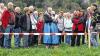 Exkursion in Tracht: Landschaftsführerin Gabi Bechold präsentierte in der Festtagstracht des Sinngrunds den Besuchern Flora und Fauna des Naturschutzgebiets.