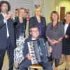 Musik bringt Freude: Klarinettenspieler Jochen und Akkordeonspieler Max Link verschafften den Zuhörern, unter ihnen die Konzert-Initiatorinnen (von links) Ulrike Schmitt, Geschäftsführerin vom Caritasverband für Stadt und Landkreis, die Leiterin des Tageszentrums Carolin Weber und Doris Weißensel, Leiterin des Psychiatrischen Dienstes, sowie Rosita Ruß von „Live Music Now“ einen musikalischen Genuss.