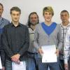 (hawo)   Bei der Firma Takata Petri Plastec GmbH in Albertshausen haben drei Auszubildende ihre Lehrzeit mit einem sehr guten Abschneiden vor dem Prüfungsausschuss der IHK abgeschlossen. Nach dreijähriger Berufsausbildung im Unternehmen und in der Berufsschule in Bad Neustadt wurden Philipp Kirchner (Mechatroniker), Swen Schaupp-Büchner und Alexander Nosatschenko (beide Werkzeugmechaniker) als Jungfacharbeiter übernommen. Zusammen haben die drei einen Notendurchschnitt von 1,9 erzielt. Geschäftsführer Mahmud Al-Haj Mustafa überreichte die Prüfungszeugnisse der IHK und Geldprämien für hervorragende Leistungen. Für den Betriebsrat überbrachte Klaus Kolb Glückwünsche. Im Bild (von links) Swen Schaupp-Büchner, Eberhard Saam, Alexander Nosatschenko, Ottmar Müller, Philipp Kirchner, Klaus Kolb und MahmudAl-Haj Mustafa.