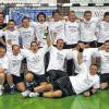 (elz)   Immer wieder hatte sich der TSV Rödelsee bemüht, seine zweite Handballmannschaft in die Bezirksoberliga zu bringen, um den Unterbau für das Bayernliga-Team zu stärken. Nun ist der Aufstieg vollzogen. Nach dem 27:23-Sieg am vorletzten Spieltag gegen die HSG Volkach ist den Rödelseern der erste Tabellenplatz der Bezirksliga Süd nicht mehr zu nehmen. Über diesen Triumph freuen sich (hinten von links) Jürgen Schmitt, Jochen Ruß, Thorsten Schadt, Dirk Hess, Lukas Demel, Tho-mas Endriß, Jens Vollhals, Tobias Hemberger, Christian Roßmark, Dominik Lenhart, Stephan Pruy, Sascha Hammer; (vorne von links) Dusan Suchy, Hans-Christoph Simon, Andreas Wandler, Nicolas Reichhard, Steven Hess, Timo Roßmark, Patrick Heß sowie (vorne liegend) Sven Sauerhammer.