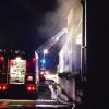 Der Rauch war weithin zu sehen: Bei einem Feuer in einer Lagerhalle der Firma Tekon Metallbearbeitung am Nordring in Marktheidenfeld wurde am späten Freitagabend ein Arbeiter verletzt.