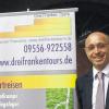 Trainingslager-Organisator: Günter Seitz, Geschäftsführer von Drei Franken Tours, begrüßt in den Osterferien jugendliche Schwimmer, die ihre Bahnen in Scheinfeld und Iphofen ziehen werden. Organisiert wurde auch dieses Trainingslager, von Drei Franken Tours.