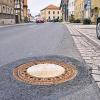 (reg)   Vom Regen in die Traufe? Nachdem die Kanaldeckel der B 279 in der Saaler Hauptstraße durch eine Befestigung der Fundamente nicht mehr klappern, scheppern jetzt die Lkw, wenn sie über den unebenen Bitumen rings um die Deckel fahren. Dieses hörbare Problem sprach Cornelia Dahinten in der Gemeinderatssitzung an. Wenn die Spurrinnen nicht wären, befände sich alles auf gleicher Höhe, meinte Böhm dazu, der das aber noch mal mit dem Straßenbauamt besprechen will. Bei Wärme soll sich der Bitumen noch abflachen, war von der ausführenden Firma zu hören.