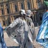 Nur mit Maske: Schauspieler des Mainfranken Theaters spazierten vor der Premiere von „Die Vögel“ für die Fotografin schon mal durch Würzburg.