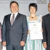 Glückliche Gesichter bei der Staatspreisverleihung im Festsaal des Münchner Hofbräuhauses: (von links) stellvertretender Landrat Siegmund Kerker, Klaudia Schwarz vom Amt für Ernährung, Landwirtschaft und Forsten (AELF) Schweinfurt, Landwirtschaftsminister Helmut Brunner, Preisträgerin Manuela Firsching vom Sonnenhof in Wonfurt, Bürgermeister Dieter Zehendner und Behördenleiter der Landwirtschaftlichen Meisterschule Schweinfurt, Herbert Lang.