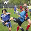 Auf in den Zweikampf: Schweinfurts Torhüterin Nadine Benkert klärt in höchster Not gegen die Würzburgerin Annalisa Rützel (links), Johanna Gagel braucht nicht einzugreifen. Die FC 05-Frauen verloren das wichtige Heimspiel gegen den ETSV II und sind in Abstiegsgefahr.