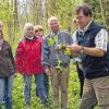 Lernen von der herrlichen Natur im Spitalwald: Diese Gelegenheit nutzten die Teilnehmer der Frühblüherexkursion der Ortsgruppe Bad Königshofen des BN unter der Leitung von Dieter Jetschni.