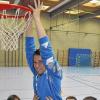 Hilfestellung beim sportlichen Höhenflug: Die Korbjäger der s.Oliver Baskets, Kevin Wysocki, Christoph Henneberger und Sascha Kesselring (von links) unterstützten Markus Ronge beim erfolgreichen Dunking.