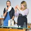 Demonstration: Mit einem Experiment zeigten MBW-Schülerinnen die chemische Reinigungswirkung einer Kläranlage.
