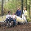 (agä)   Das Unternehmen Bayerischen Staatsforsten stiftet eine Sitzgelegenheit im Gramschatzer Wald. Pünktlich zur Öffnung des Biergartens am Waldhaus Einsiedel ist die erste von mehreren vorgesehenen Rast- und Sitzmöglichkeiten am Waldpfad „Waldbesitz“ im Gramschatzer Wald fertig. Nach der ersten Hälfte des etwa zwei Kilometer langen Rundweges laden zwei blattgleiche, geschwungene Bänke zu einer Pause ein. Jeder kann in der idealen Sitzhöhe Platz nehmen oder verschiedene Sitzhöhen ausprobieren. Beide Bänke bieten einen anderen entspannten Blick in den Wald. Die Bayerischen Staatsforsten, dessen Forstbetrieb Arnstein den Wald bewirtschaftet, hat die Bänke aufstellen lassen. Gerne ließ sich Betriebsleiter Lothar Kiennen von der Designerin Frauke Pfeuffer (beide stehend im Bild) zu einer ersten Sitzprobe einladen. Für weitere Sitz- und Rastmöglichkeiten am Waldpfad „Waldbesitz“ sucht das Unternehmen Sponsoren, die sich bei Antje Julke am Amt für Ernährung, Landwirtschaft und Forsten in Karlstadt wenden können.