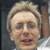 (gam)   „Ich möchte nicht als Leiche von der Bühne getragen werden“, begründet Florian Hoffmann, warum er nach zehn Jahren Moderation der monatlichen Comedy-Lounge im Chambinzky abgeben will. Die Lounge am Dienstag, 26. April, um 20.30 Uhr wird seine letzte sein. Ab Herbst übernimmt Andy Sauerwein den Job. Zur Hofmanns-Abschieds-Lounge kommen auf die Bühne: Aus Passau Martin Großmann mit mal ernstem, mal skurrilem Wortkabarett, das das Leben am Rande unserer Alltagswahrnehmung aufs Korn nimmt. Aus München der bayerische Liedermacher Roland Hefter, der zwischen Fredl Fesl und Martina Schwarzmann angesiedelt wird. Aus Nürnberg Jörg Kaiser, der fränkische Stand-Up-Comedy macht. Aus Würzburg sind Frau Hopp und Herr Direktor (alias Luise Weber und Martin Hanns) dabei und Thomas Kupferschmidt klettert mit seiner Kolumne „Eine Minute aus Kupferschmidts Hirn“ auf die Bühne.